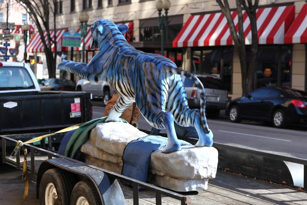Memphis Flyer tiger statues